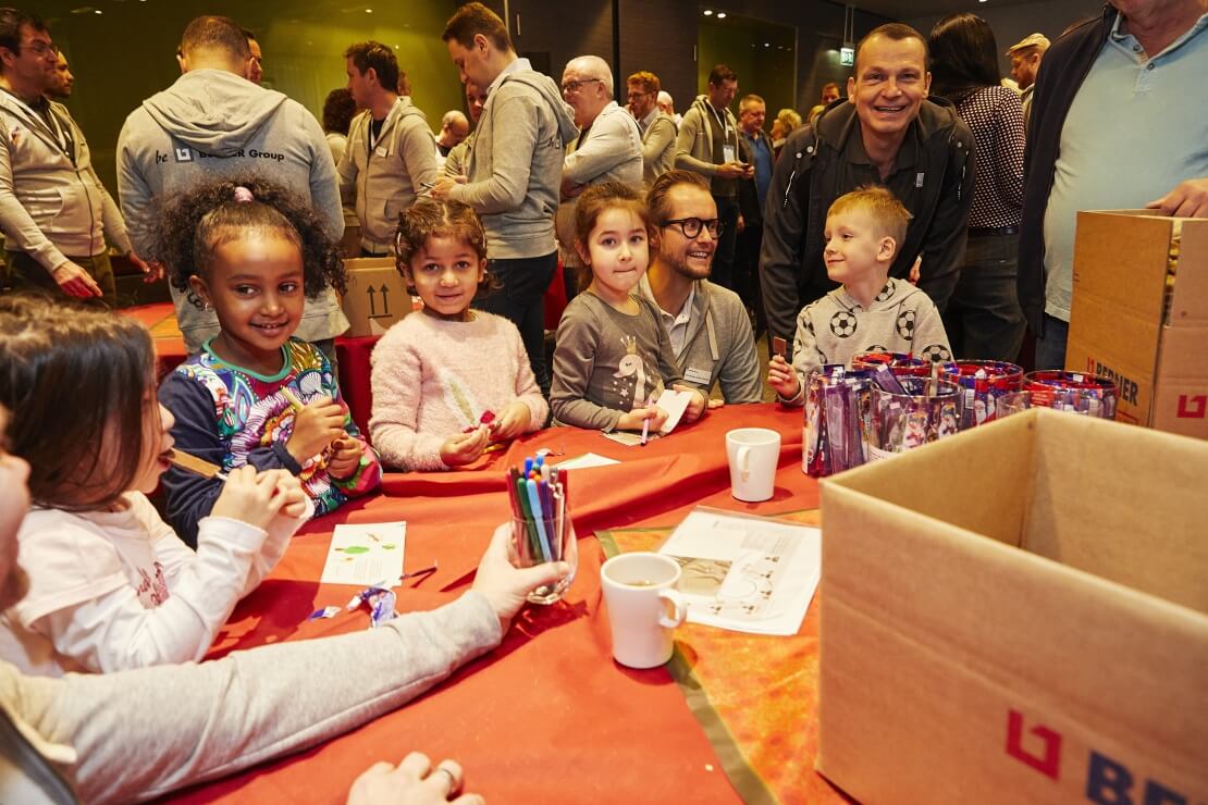 Führungskräfte der Berner Group packen Nikolaussäcke für Kinder Berner Group