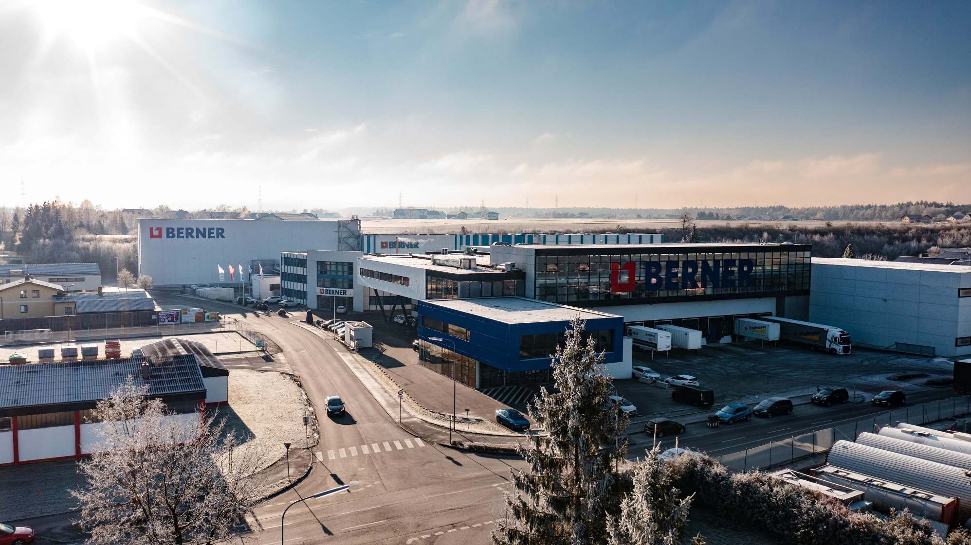 Mehr Nutzfläche, schnellerer Warenumschlag: Berner Group modernisiert Logistik und nimmt neues Hochregallager in Betrieb Berner Group