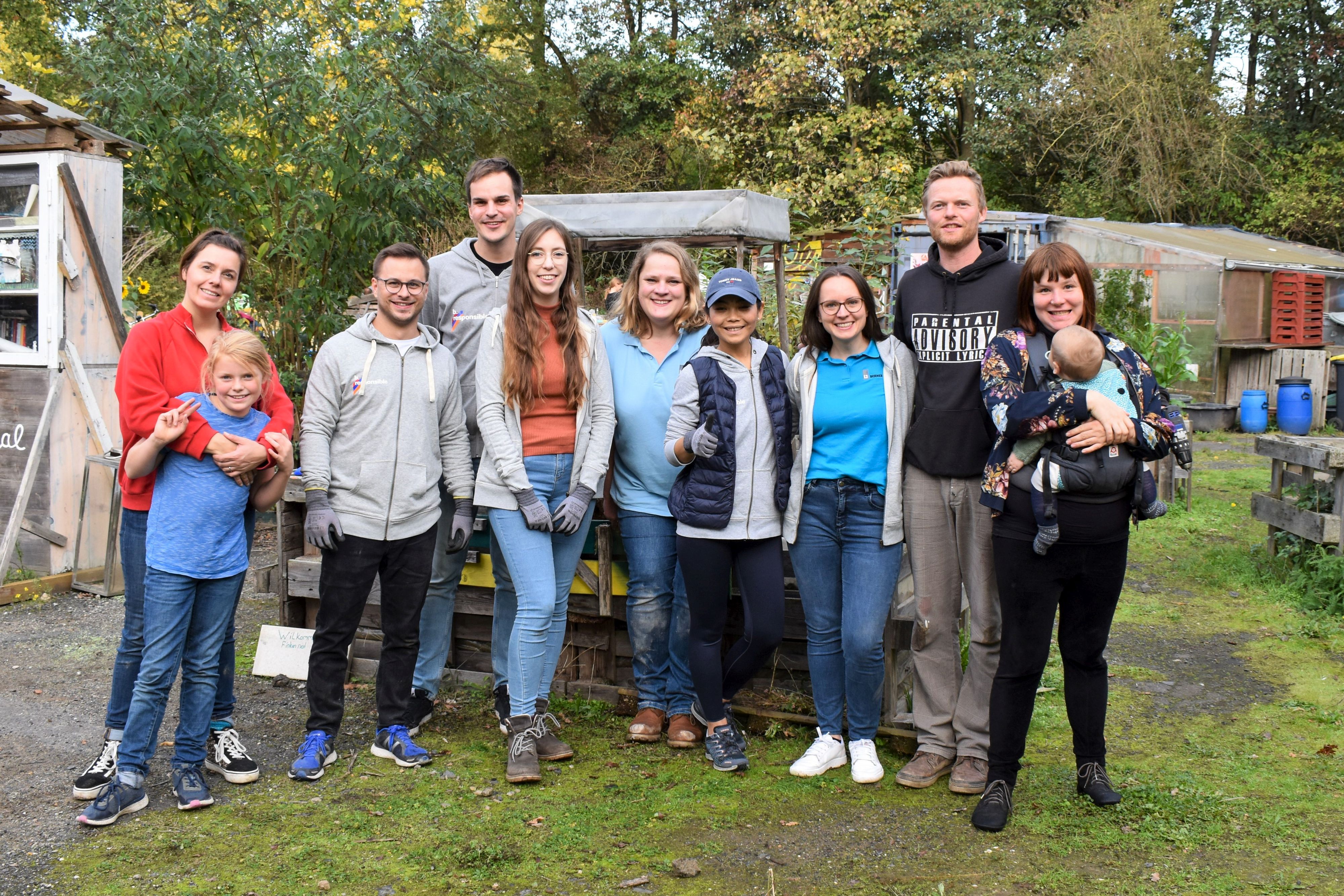 Mehr Spielspaß für Kinder: Mitarbeitende der Berner Group packen beim Baunachmittag im Gemeinschaftsgarten Finkennest an Berner Group
