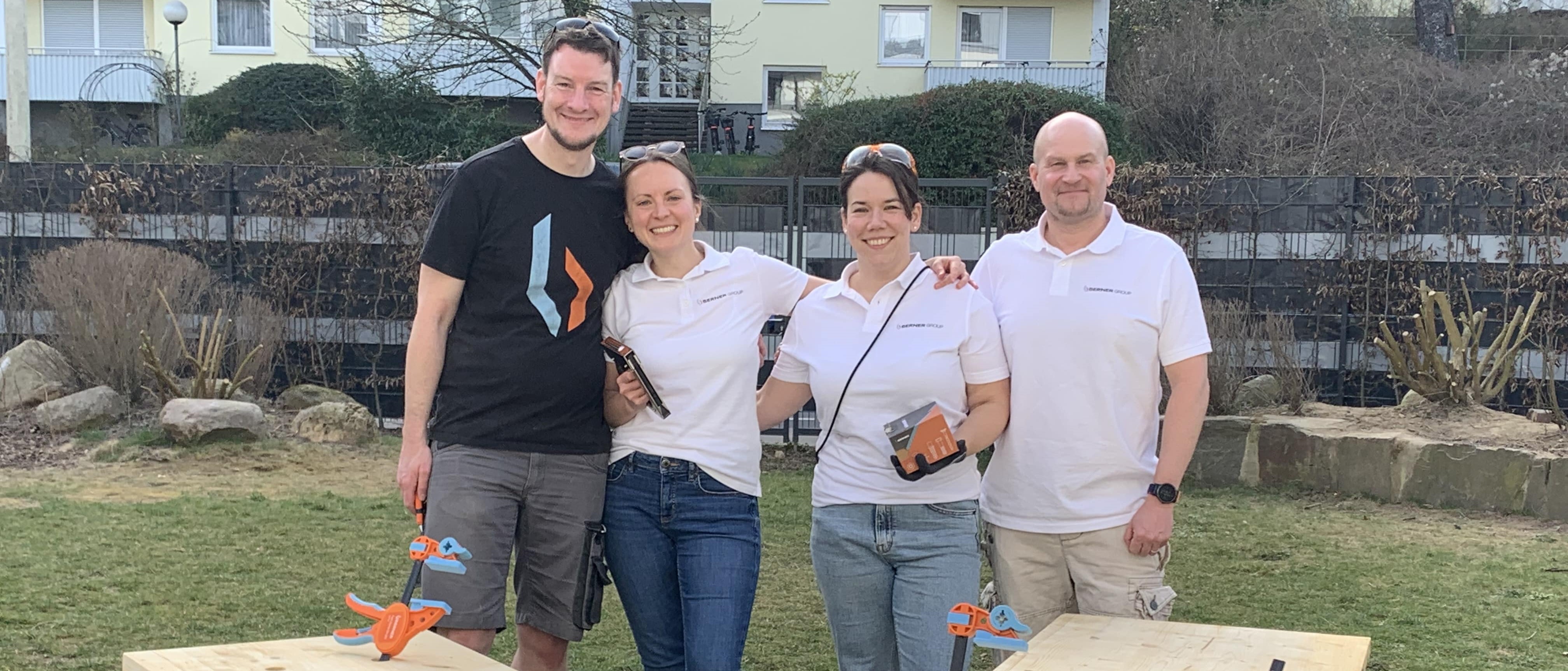 Two social projects in one week: BERNER Group packs gift bags for children in Cologne and builds wooden benches in the ‘Flügelnuss’ kindergarten. Berner Group